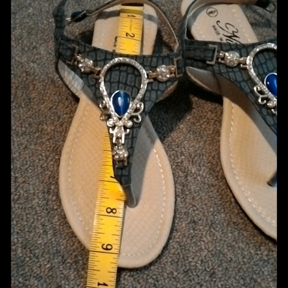 Jeweled thong sandals size 5/6 - Picture 3 of 4